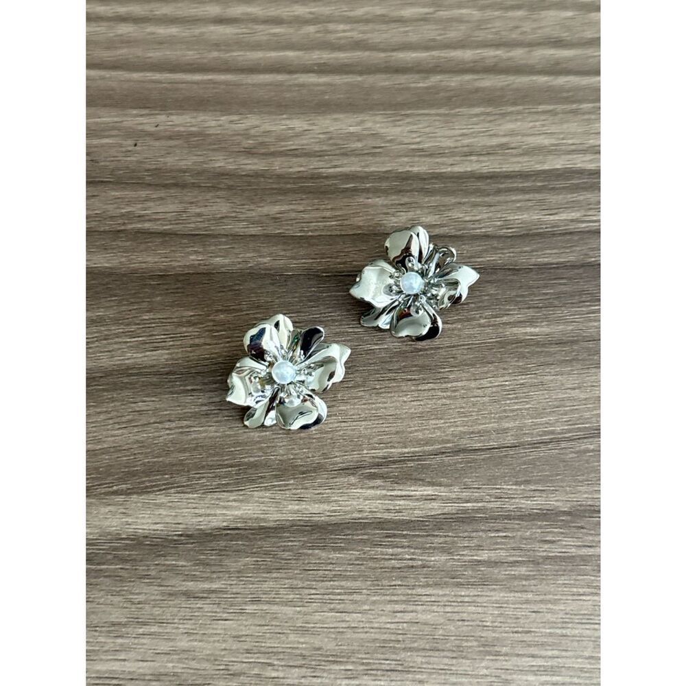 Pearl flower earrings Q1070